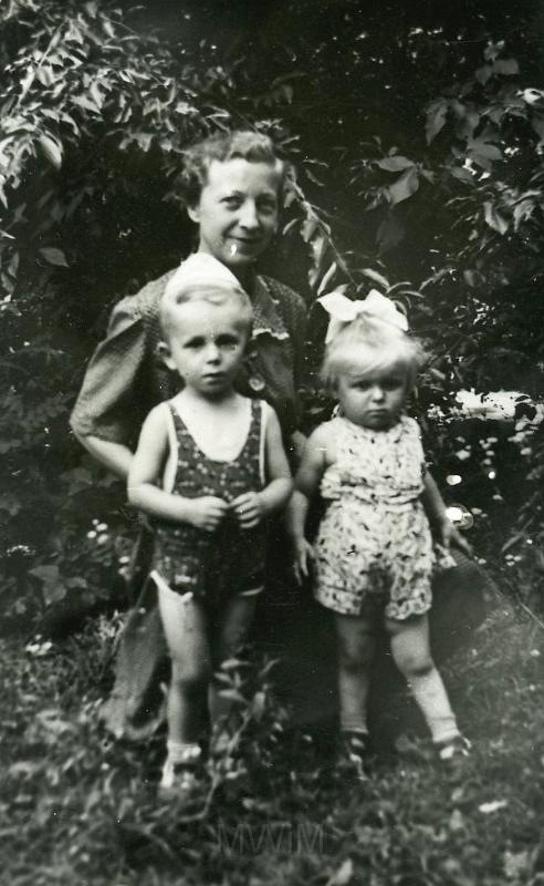 KKE 3797-2.jpg - od lewej: Janina Mitarnowska z córkami Alicja i Haliną, 1916 r.